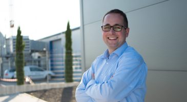 Mitarbeiter Steffen vor dem LANSOL Rechenzentrum.